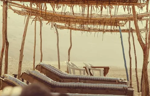 空的，塑料椅子，桌子，床，棕色的，木制的，休息室，chaisr