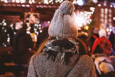 背景照明上的女孩在夜间发出波基光