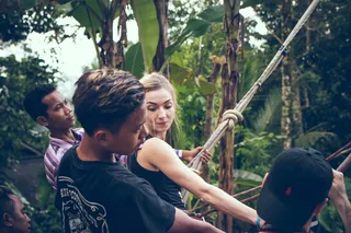 金发女人穿着黑色背心拿着绳子