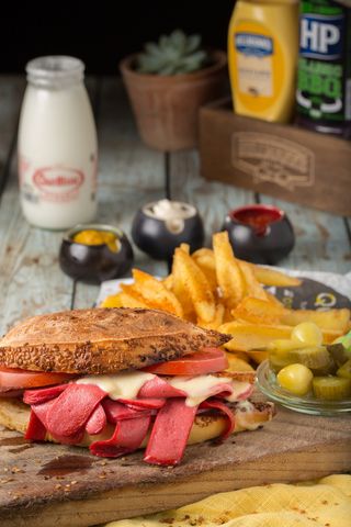 炸薯条旁边的烤面包