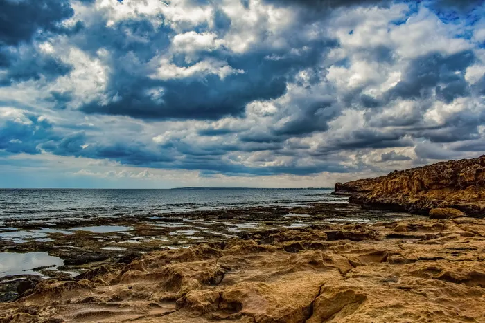棕色海岸线，岩石海岸，天空，云，海，自然，海滩，海岸线