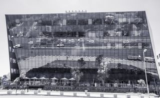 建筑、反射、汽车、树木、电机、透明、玻璃材料、白天