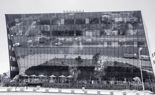 建筑、反射、汽车、树木、电机、透明、玻璃材料、白天