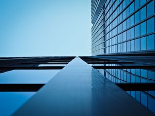 办公楼在晴空下的低角度视图