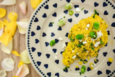 蓝心形可爱盘子里的蚕豆意大利饭