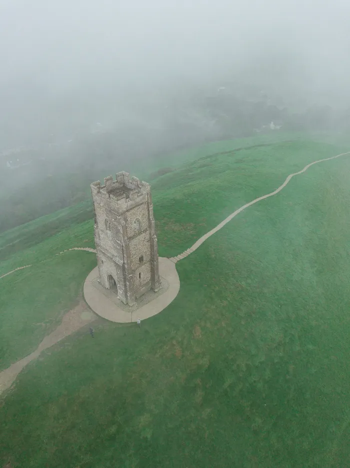 英国格拉斯顿伯里，圣米歇尔斯塔，小径，绿色，雾，低雾，雾