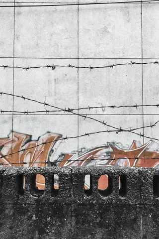 混凝土墙后的带刺铁丝网