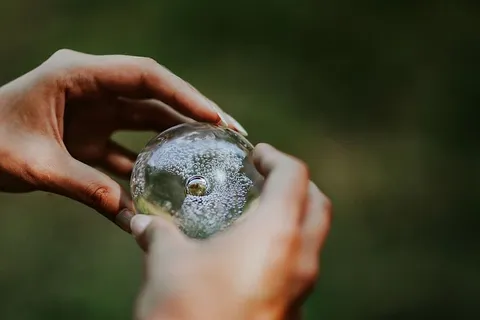 拿着小水晶球的女人