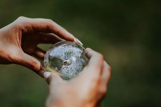 拿着小水晶球的女人