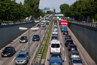 道路上的车辆、交通、拥堵、走走停停、高峰时间、道路、车道、交通