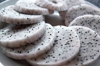 白色陶瓷盘上的龙胆果