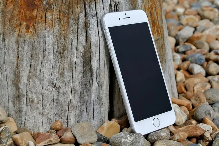 灰色和棕色石头上的银色Iphone 6