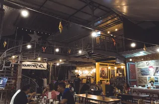 餐厅，食品，美食广场，人，人，自助餐厅，咖啡馆，酒吧