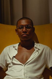 穿白色纽扣衬衫的男人