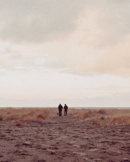 两个人站在沙滩上