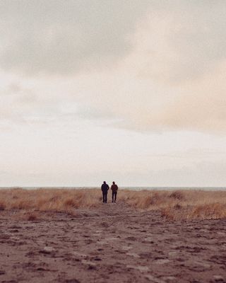 两个人站在沙滩上