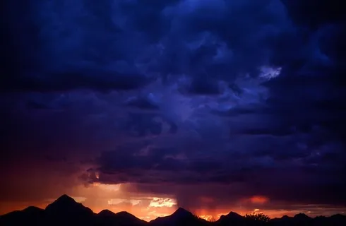 夕阳下的天空,乌云密布 夕阳下的天空,乌云密布