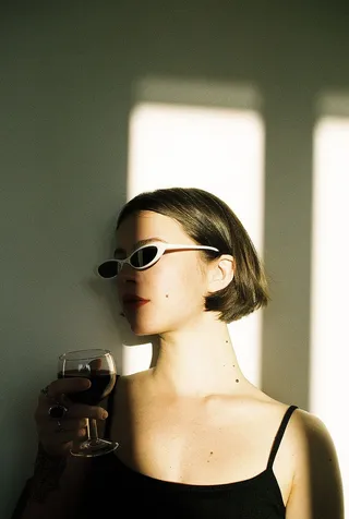 站着拿着酒杯的女人