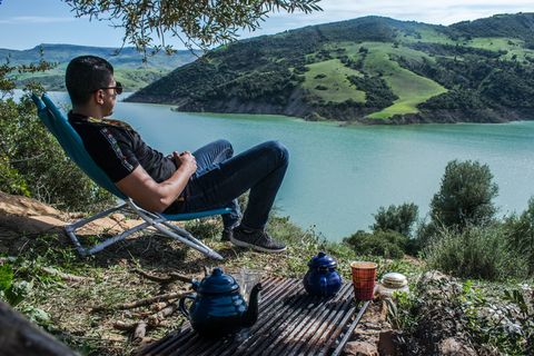 坐在那里俯瞰湖面的男人