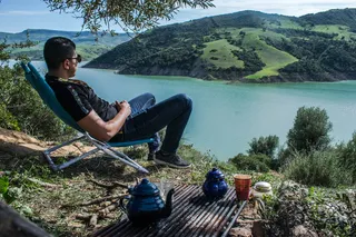 坐在那里俯瞰湖面的男人
