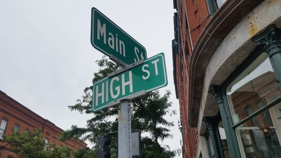 main，st.，high，街道标志，灰色，天空，白天，街道