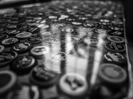 桌子，啤酒，瓶盖，瓶盖，瓶子，科罗纳，百威，贝罗尼