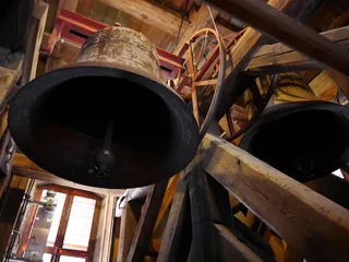 钟、屋架、尖塔、木质材料、室内、建筑、无人、低角度视图