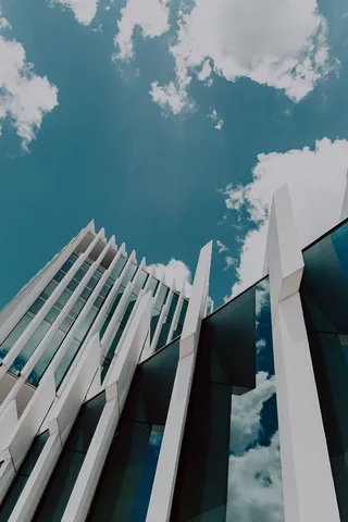 现代白色建筑，建筑师艾利斯·马泰乌斯的EDP总部，葡萄牙里斯本