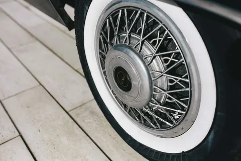 古董黑铬卡迪拉克轿车特写镜头