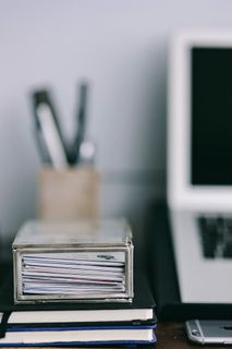 优雅的工作空间，配备Macbook、iPhone、名片和笔记本电脑