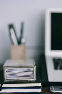 优雅的工作空间,配备Macbook、iPhone、名片和笔记本电脑 优雅的工作空间,配备Macbook、iPhone、名片和笔记本电脑