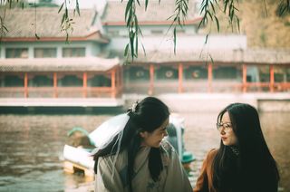 两个女人在水体附近聊天