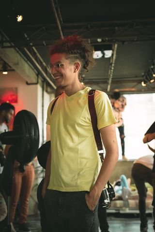 双手插在口袋里微笑的男人