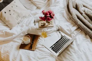 早上在床上喝咖啡。在床上工作