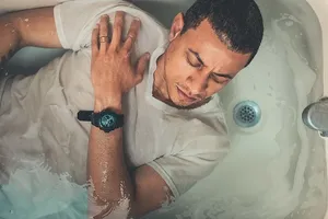躺在装满水的浴缸上的男子