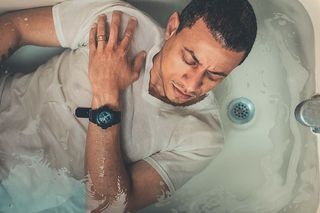 躺在装满水的浴缸上的男子