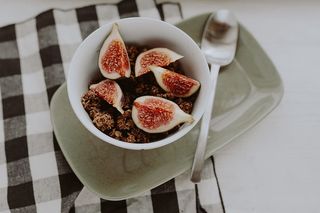 一碗松脆的格兰诺拉麦片和无花果