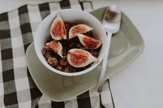 一碗松脆的格兰诺拉麦片和无花果