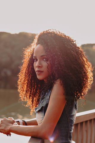 女人站在木制门廊上的特写照片