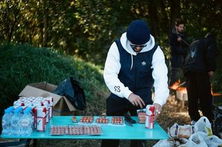 站在桌子旁边的男人