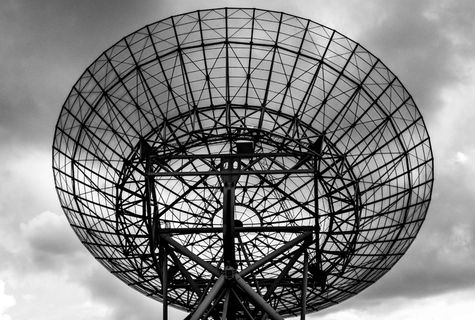 素盘子的灰度照片