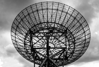 素盘子的灰度照片