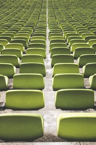 白天的绿色运动场座椅场地