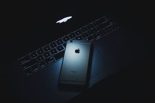 黑暗的MacBook和iPhone