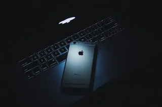 黑暗的MacBook和iPhone