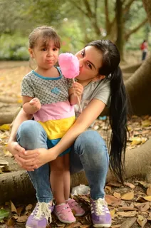 女人，女孩，坐着，树干，烛台，家人，妈妈，妈妈