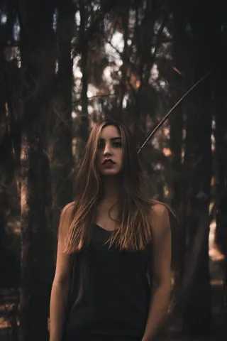 穿黑色上衣的女人