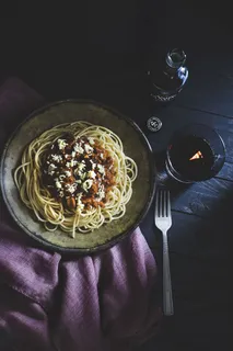 圆形棕色陶瓷盘上的熟面食 圆形棕色陶瓷盘上的熟面食