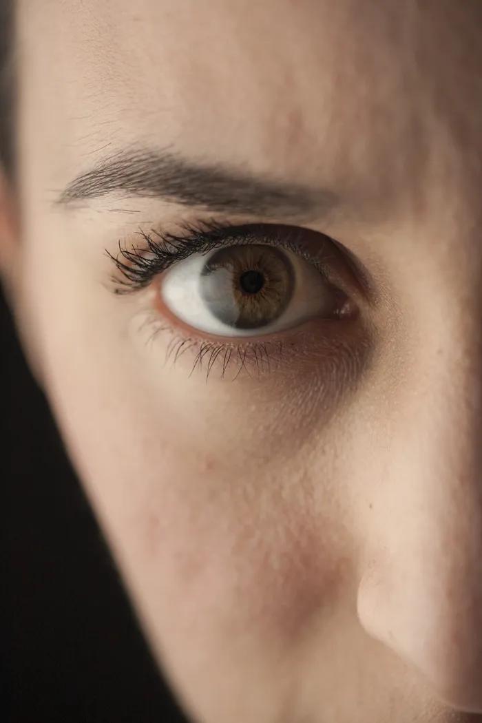 右人眼特写照片