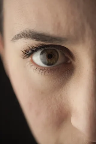 右人眼特写照片